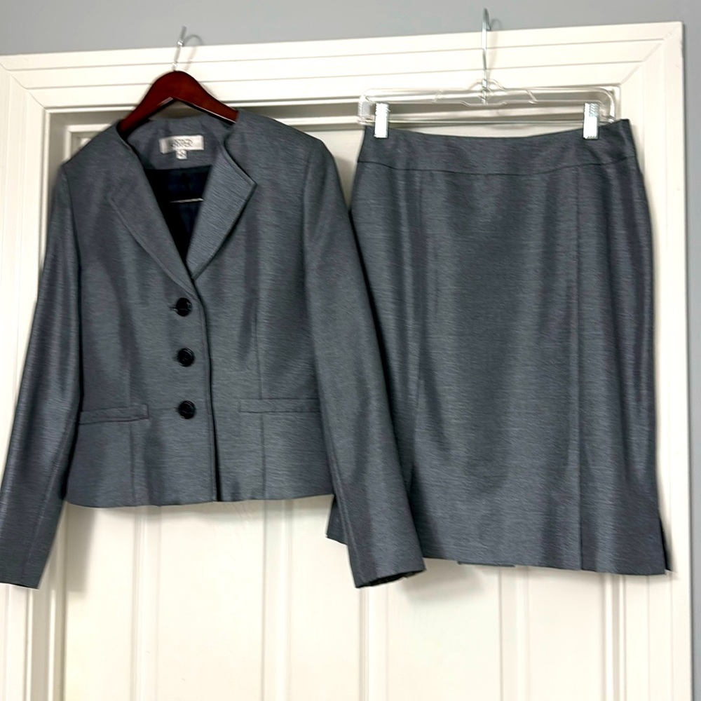 Kasper suit Sz 4 beautiful shade of rich gray.